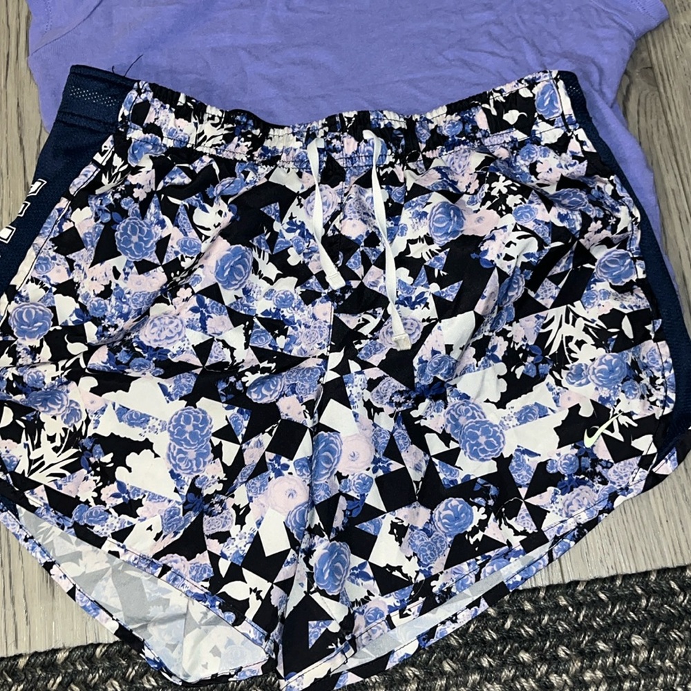 Girls youth XL Nike shorts with Hollister matching tshirt